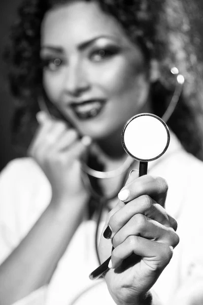 Kobieta z stetoskop — Zdjęcie stockowe
