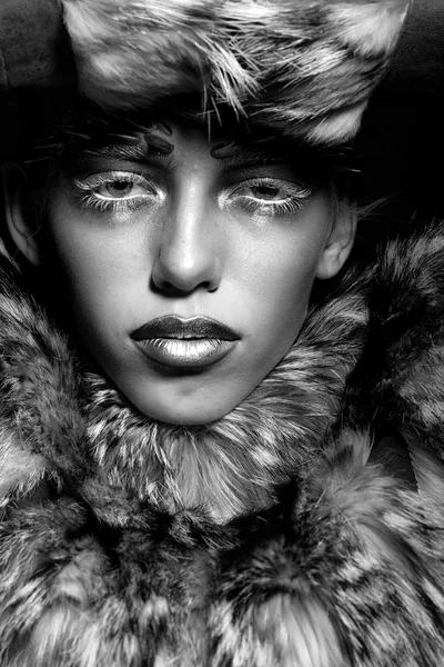 Pretty woman in fur coat — Stock Photo, Image
