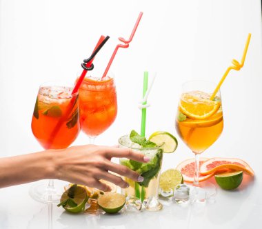 Mojito beyaz zemin üzerine izole kokteyl. İçki ve yiyecek. Alkollü içecek ve meyve kadın el ile restoranda. Meyve dilim ve kokteyl cam bar. Parti ve yaz tatil.