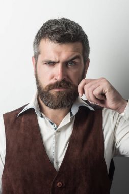 Adam ya da sakallı işadamı.