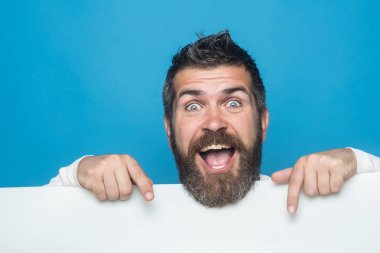 mutlu yüz kağıt ile uzun sakallı