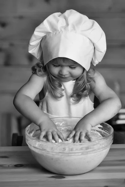 Menino feliz criança cozinhar amassar massa — Fotografia de Stock