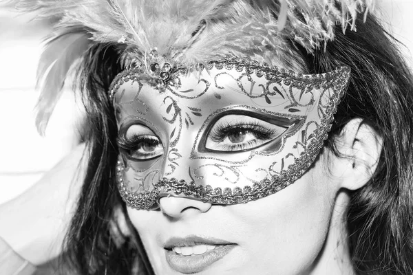 Jolie fille dans le masque de carnaval — Photo