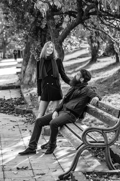 Pareja joven en otoño parque —  Fotos de Stock