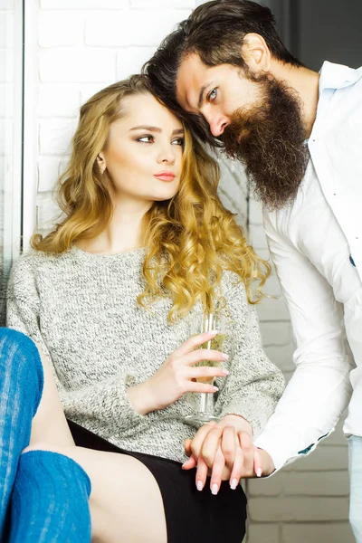 Frau mit Glas Wein schaut bärtigen Mann an — Stockfoto