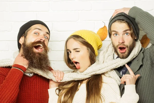 Mädchen und Männer an der Backsteinmauer. — Stockfoto