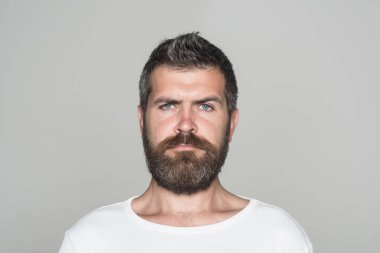 Adam ya da gri arka plan üzerinde sakallı adam.
