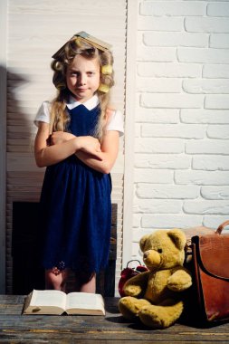 Evrak çantası ve çalar saat ile çocuk.