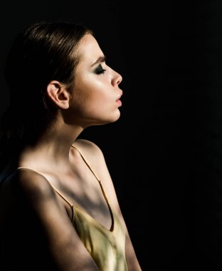 Kız yüz profili ile kapalı gözler