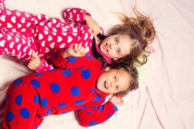 Kız kız kardeş mutlu pijama yatak, üstten görünüm gülümse