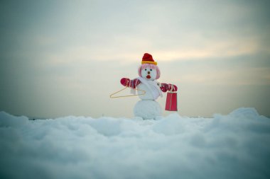 Pembe peruk, eldiven, şapka ve eşarp askısı ile kardan adam.