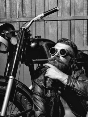 Sakallı adam hipster motorcu