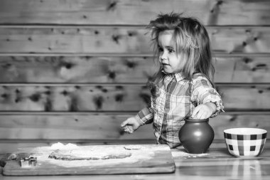 şirin çocuk hamur, un, yumurta ve kase ile pişirme