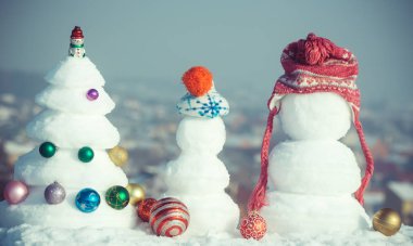 Mavi gökyüzü arka plan üzerinde kar heykeller