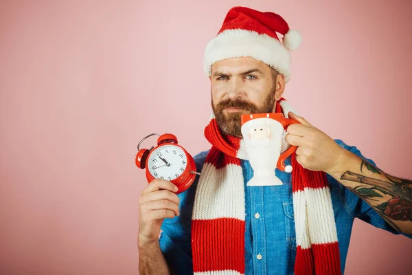 Kerst hipster in Kerstman hoed, sjaal op roze achtergrond — Stockfoto