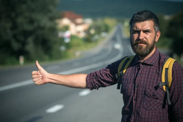 Hipster wandelaar Toon duimschroef opwaarts handgebaar op zonnige dag — Stockfoto