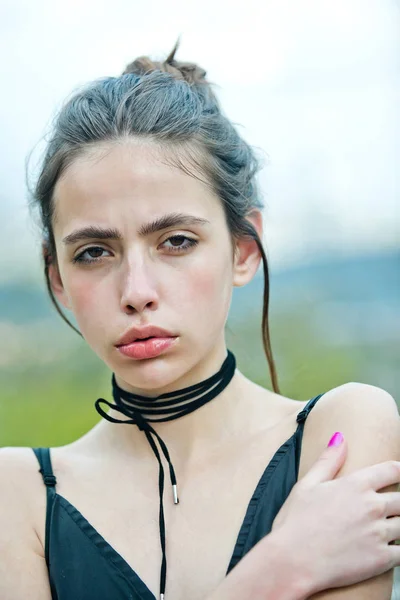 Mujer sin piel de maquillaje en la cara linda al aire libre — Foto de Stock