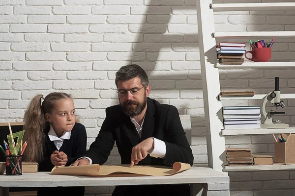 Aula y concepto de educación alternativa. Profesora y colegiala —  Fotos de Stock