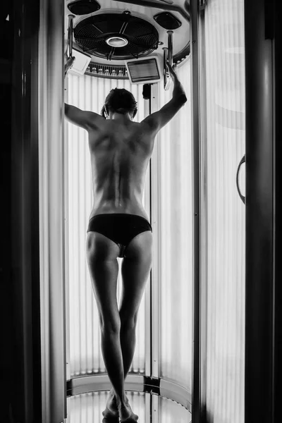 Jolie femme avec corps sexy en solarium — Photo