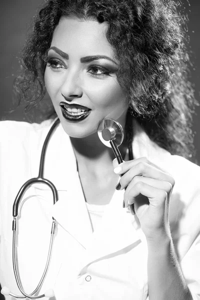 Pielęgniarka ze stetoskopem — Zdjęcie stockowe
