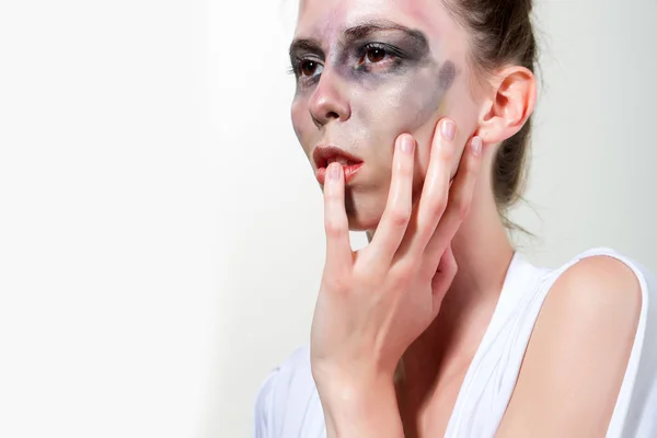 Γυναίκα με βρώμικο πρόσωπο, μακιγιάζ τέχνης που απομονώνονται σε λευκό φόντο — Φωτογραφία Αρχείου