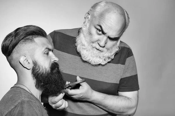 Viejo peluquero y joven barbudo — Foto de Stock