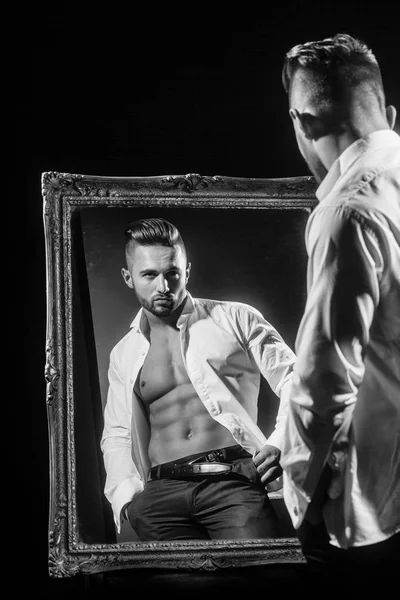 Gespierde macho man met sexy atleet lichaam in de buurt van vintage spiegel — Stockfoto