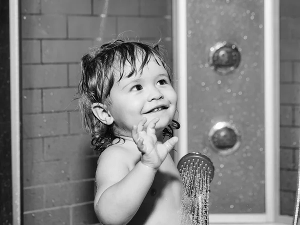 Piccolo bambino sotto la doccia — Foto Stock