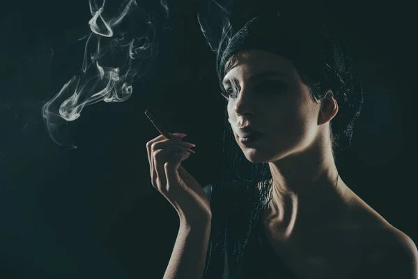 Foto noir, retro žena silueta v kouři. — Stock fotografie