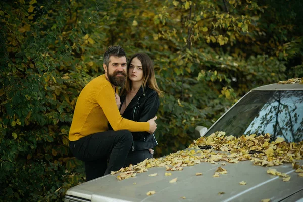 Couple amoureux dans le parc d'automne. — Photo