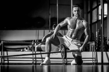 Barbell ile kas adam