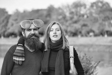 Sonbahar parkında genç bir çift