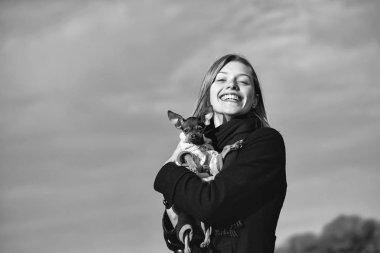 Güzel kız oyuncak korkunç tutar