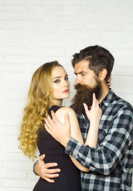 Hipster adam ekose gömlek sarılma kadın