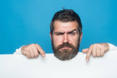 Hipster üzgün yüz ile tutun kağıt.