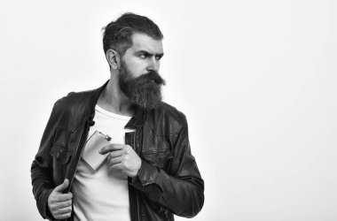 Metalik deri ceket kavanoza ile ciddi sakallı adam hipster