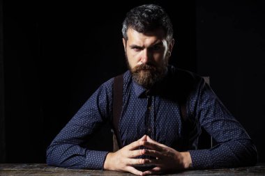 Ciddi sakallı bir menajer..