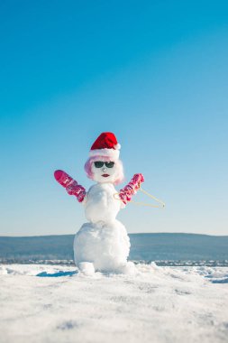 Yeni yıl kardan adam askı ile beyaz kar.