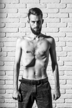tuğla zemin üzerine ince çıplak gövde ile ince sakallı adam