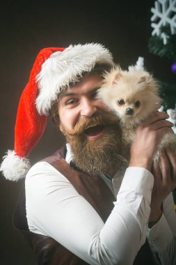 Mutlu yüz ve evde beslenen hayvan sakallı Noel adam.