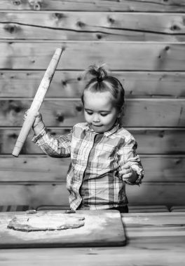 şirin çocuk hamur, un ve ahşap oklava ile pişirme