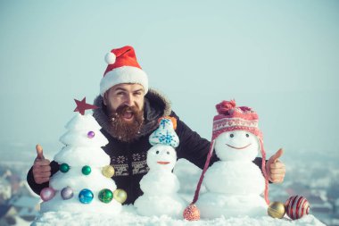 Noel Baba adam karlı heykeller ile gülümseyen