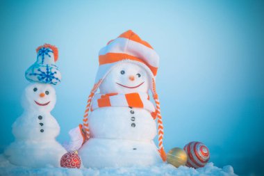 Gülen yüzler üzerinde mavi gökyüzü ile iki kar heykeller