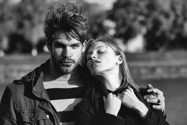 Sonbahar parkında genç bir çift