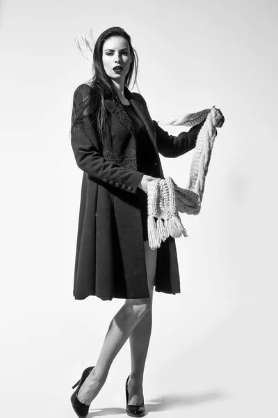 Menina bonita em casaco preto — Fotografia de Stock