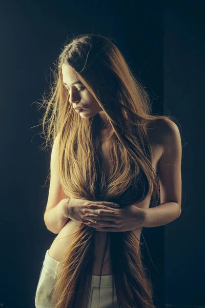 Menina não tem maquiagem e cabelo saudável no fundo preto . — Fotografia de Stock