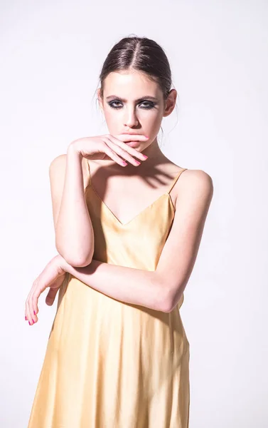 Дівчина або жінка з мисленням обличчя в жовтій нічній сукні — стокове фото