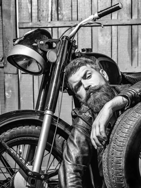 Barbă om hipster motociclist — Fotografie, imagine de stoc