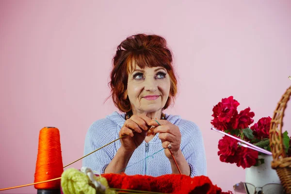 Anciana o abuela con aguja e hilo . — Foto de Stock