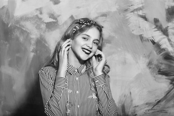Весела красива дівчина слухає музику з навушниками — стокове фото